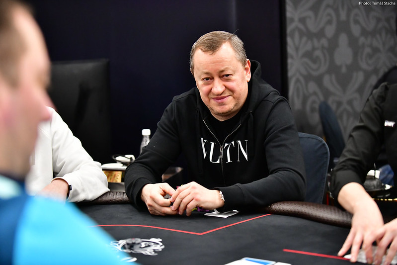 Anatoliy Nikitin和Konstantin Generalov分别赢得边赛；Mikhail Kovalyuk领跑主赛事第二天